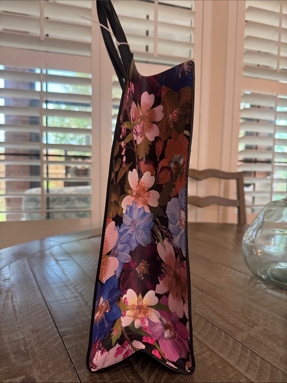 NWT, Ted Baker gorgeous  “ The Icon Tote “ in a large floral Tote . - Picture 3 of 7